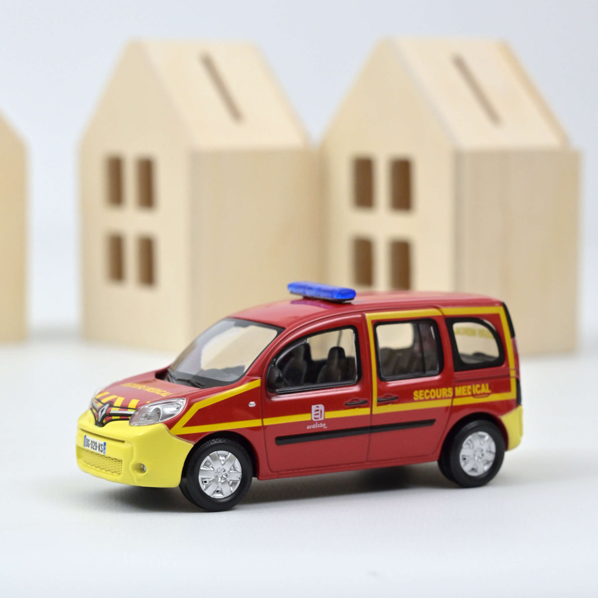 Camion De Pompiers Renault Kangoo 2013 - Modèle Réduit 1:43 Par Norev - Infirmier SSSM